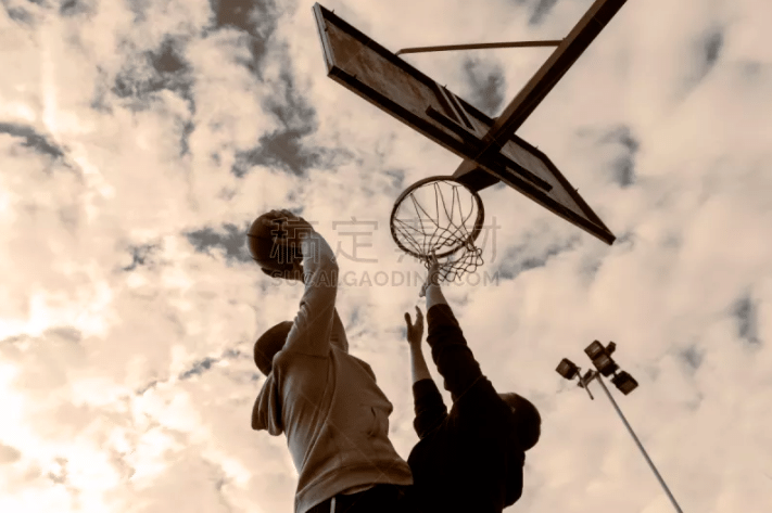 马卡：西超杯半决赛是“致命”德比，结果将决定两队赛季走向